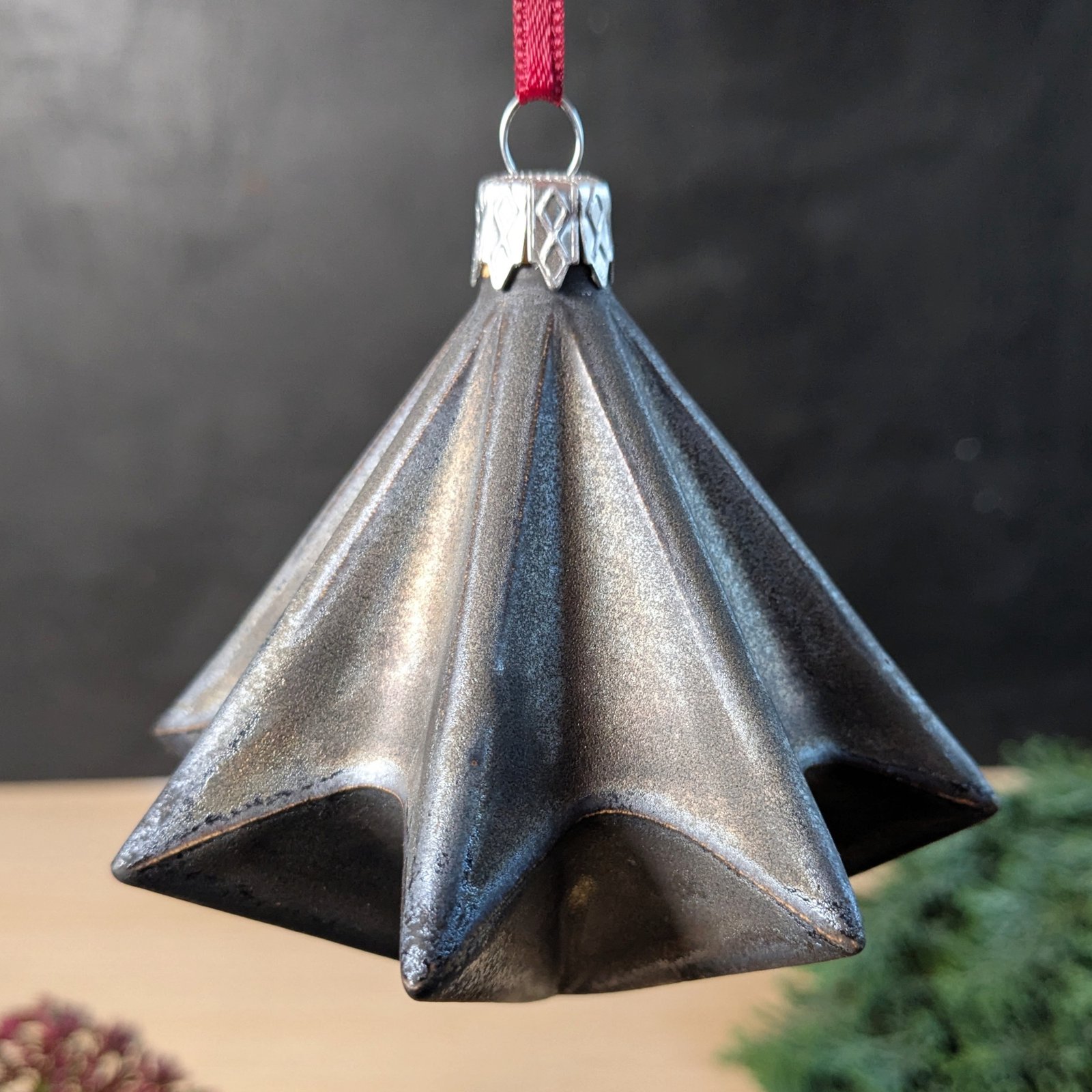 Keramikornament in grauer Cosmic Ash Glasur mit silbernem Hänger